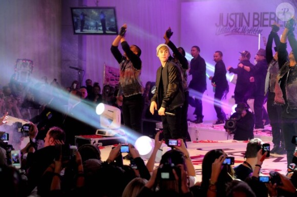 Justin Bieber donne un showcase au centre commercial Westfield, à Londres, le lundi 7 novembre 2011.