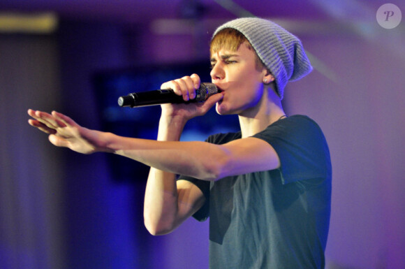 Justin Bieber se produit au centre commercial Westfield, à Londres, le lundi 7 novembre 2011.