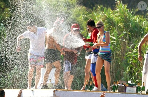 La mythique plage de la Voile Rouge recevait  avec bain au champagne Paris Hilton en 2010 