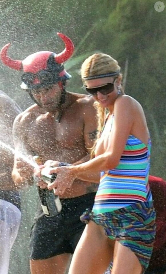 La mythique plage de la Voile Rouge recevait  avec bain au champagne Paris Hilton en 2010