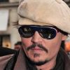 Johnny Depp sort de l'hôtel Plaza Athene à Paris pour Rhum Express le 8 novembre 2011.