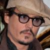 Johnny Depp tout sourire à Paris pour Rhum Express le 8 novembre 2011.