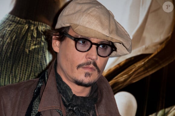 Johnny Depp tout sourire à Paris pour Rhum Express le 8 novembre 2011.