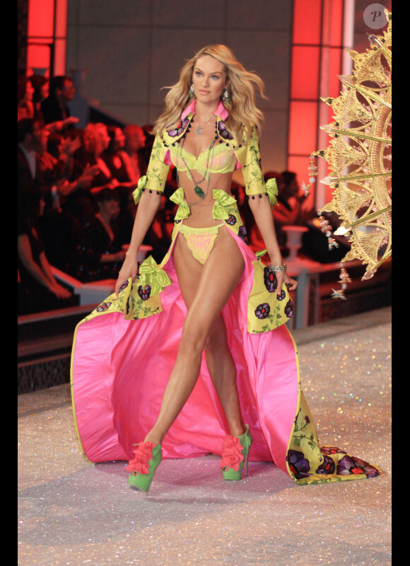 Le mannequin Candice Swanepoel, sur le podium du défilé Victoria's Secret. New York, le 9 novembre 2011.
