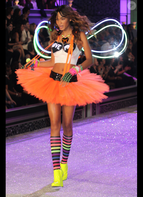 Le mannequin Chanel Iman défile à New York pour Victoria's Secret. Le 9 novembre 2011.