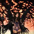 Le top brésilien Adriana Lima joue les anges noirs pour Victoria's Secret. New York, le 9 novembre 2011.
