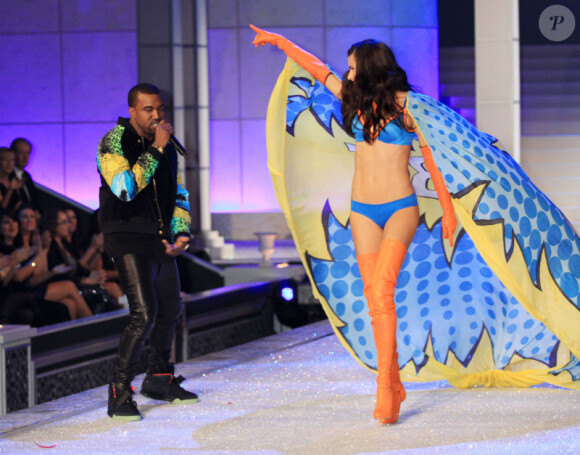 Adriana Lima foule le catwalk Victoria's Secret au rythme des paroles de Kanye West. New York, le 9 novembre 2011.