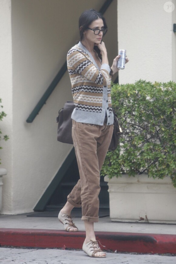 Affaiblie, Demi Moore tente de garder la tête haute à la sortie d'un salon de beauté à Los Angeles, plus mince que jamais. Le 10 novembre 2011
