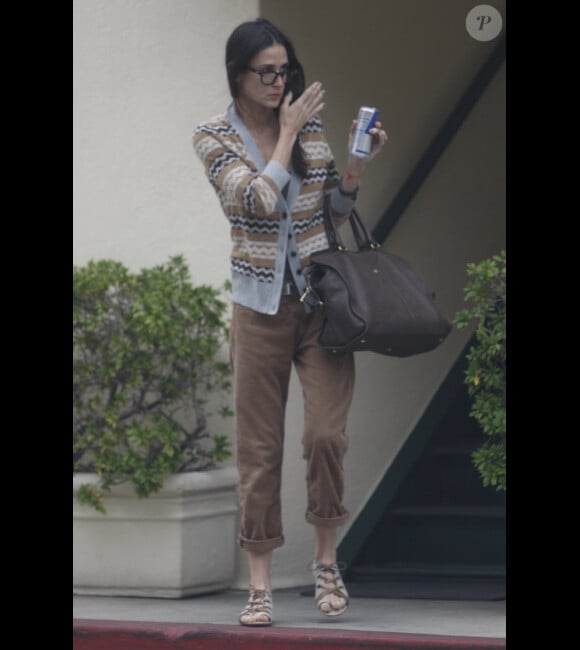 Demi Moore à la sortie d'un salon de beauté à Los Angeles, plus mince et affaiblie que jamais. Le 10 novembre 2011