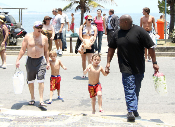 Jamie Spears et un garde du corps conduisent Sean Preston et Jayden James, enfants de Britney Spears, sur la plage d'Ipanema, à Rio de Janeiro au Brésil, le vendredi 11 novembre 2011.