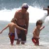 Jamie Spears, papa de Britney Spears, et ses petits-fils Sean Preston et Jayden James s'amusent sur la plage d'Ipanema, à Rio de Janeiro au Brésil, le vendredi 11 novembre 2011.