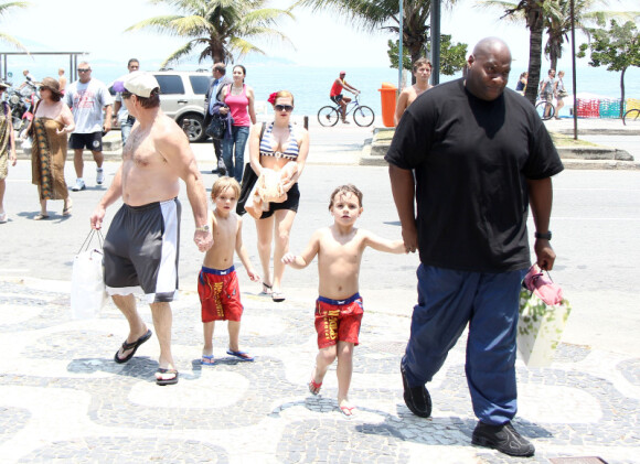 Jamie Spears et un garde du corps conduisent Sean Preston et Jayden  James, enfants de Britney Spears, sur la plage d'Ipanema, à Rio de  Janeiro au Brésil, le vendredi 11 novembre 2011.
