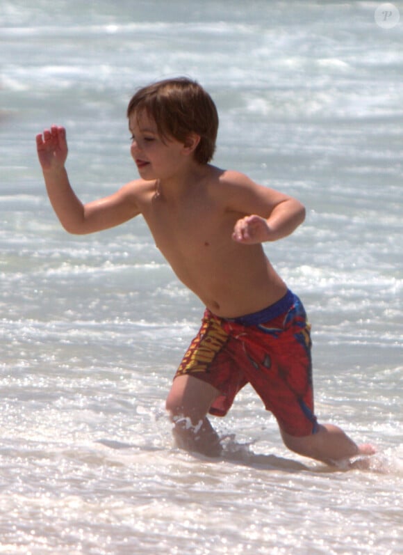 Sean Preston s'amuse sur la plage d'Ipanema, à Rio de Janeiro au Brésil, le vendredi 11 novembre 2011.