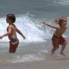 Sean Preston et Jayden James, fils de Britney Spears, s'amusent sur la plage d'Ipanema, à Rio de Janeiro au Brésil, le vendredi 11 novembre 2011.