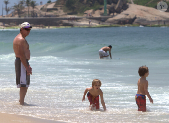 Sean Preston et Jayden James, fils de Britney Spears, s'amusent sur la plage d'Ipanema, à Rio de Janeiro au Brésil, le vendredi 11 novembre 2011.