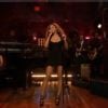 Beyoncé Knowles, enceinte de six mois et svelte comme tout en mini-robe, interprète Countdown sur le plateau du Late Night with Jimmy Fallon sur NBC, le 12 novembre 2011... ou plutôt en juillet 2011 !!!