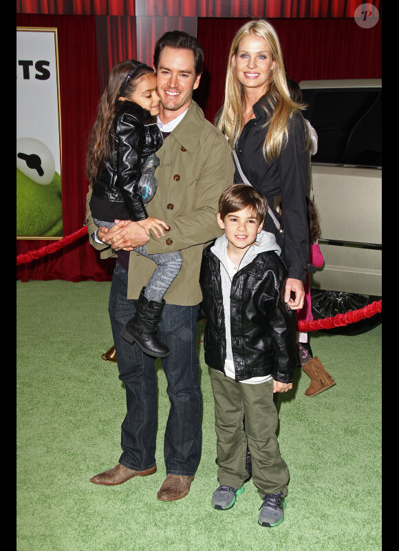 Mark Paul Gosselaar et sa famille le 12 novembre 2011 à Los Angeles