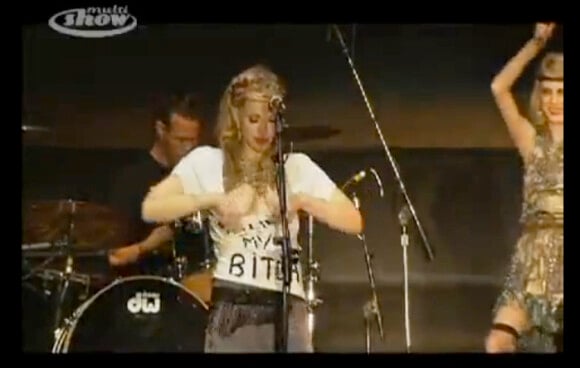 Courtney Love dévoile sa poitrine sur scène avec son groupe Hole à Sao Paolo au Brésil en novembre 2011