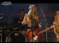 Courtney Love dévoile sa poitrine en plein concert, toujours plus provocante
