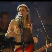 Courtney Love dévoile sa poitrine en plein concert, toujours plus provocante