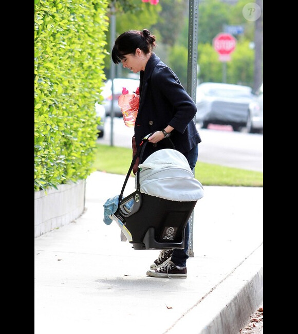 Selma Blair était photographiée à Los Angeles transportant dans un couffin son fils Arthur, trois mois et demi, le lundi 14 novembre 2011.