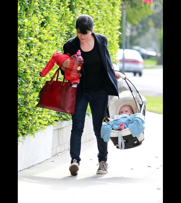 Selma Blair était photographiée à Los Angeles transportant dans un couffin son fils Arthur, trois mois et demi, le lundi 14 novembre 2011.