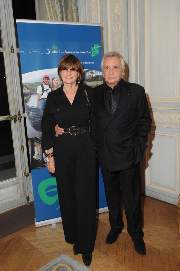 Michel Sardou, accompagné de son épouse Anne-Marie Périer, reçoit les clés du Connemara à l'ambassade d'Irlande à Paris, le 15 novembre 2011.