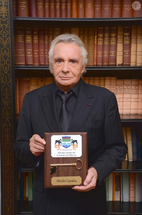 Michel Sardou reçoit les  clés du Connemara à l'ambassade d'Irlande à Paris, le 15 novembre 2011.