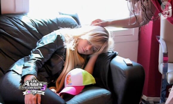 Stéphanie s'est endormie dans Les Anges de la télé-réalité 3 le jeudi 17 novembre 2011 sur NRJ 12