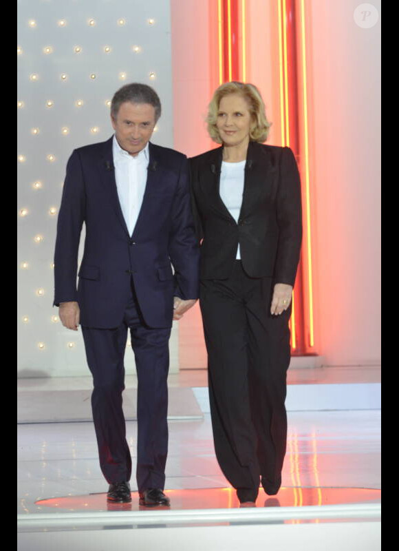 Michel Drucker et Sylvie Vartan sur le plateau de Vivement dimanche, le mercredi 16 novembre 2011. Emission diffusée le dimanche 20 novembre 2011.