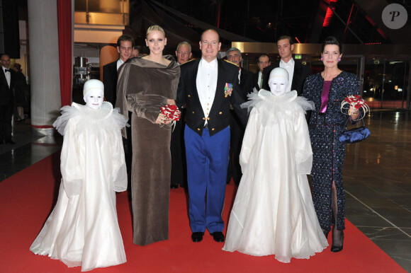 Albert, Charlene et Caroline de Monaco arrivent au Grimaldi Forum pour assister à une représentation du Mephistofele d'Arrigo Boito. Le 19 novembre 2011