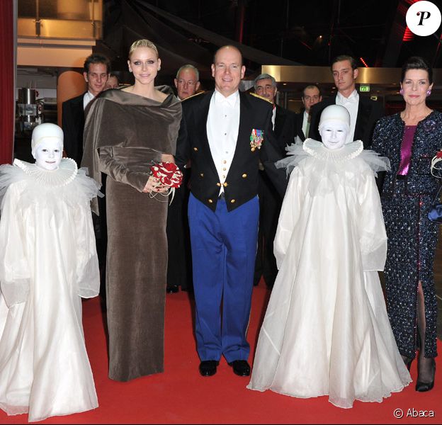 Albert, Charlene et Caroline de Monaco arrivent au Grimaldi Forum pour assister à une représentation du Mephistofele d'Arrigo Boito. Le 19 novembre 2011