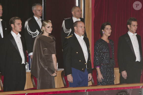 Albert et Charlene de Monaco accompagnés de Caroline de Hanovre et de ses fils Andrea et Pierre sont au Grimaldi Forum pour assister à une représentation du Mephistofele d'Arrigo Boito. Le 19 novembre 2011