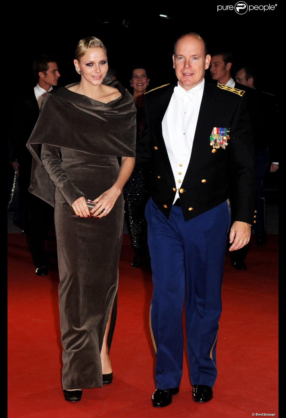 Albert et Charlene de Monaco arrivent au Grimaldi Forum ...