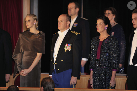 Albert et Charlene de Monaco au côté de Caroline de Hanovre et de ses fils au Grimaldi Forum assistent à une  représentation du Mephistofele d'Arrigo Boito. Le 19 novembre 2011