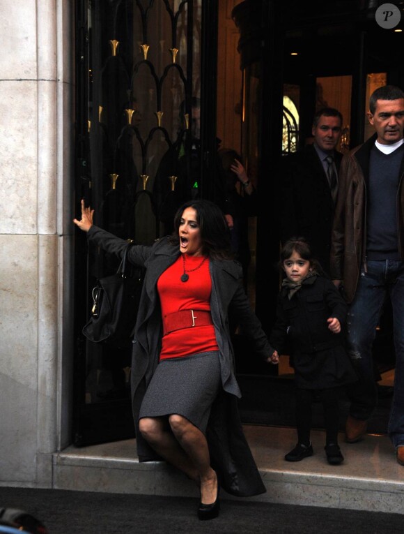 Salma Hayek chute devant son hôtel parisien en compagnie de Valentina et d'Antonio Banderas, le dimanche 20 novembre 2011.
