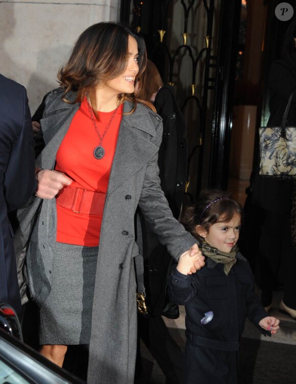 Salma Hayek sort de son hôtel parisien en compagnie de Valentina et d'Antonio Banderas, le dimanche 20 novembre 2011.