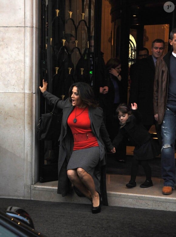 Salma Hayek trébuche alors qu'elle sort de son hôtel parisien en compagnie de Valentina et d'Antonio Banderas, le dimanche 20 novembre 2011.