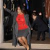 Salma Hayek n'est pas très à l'aise sur ses talons hauts alors qu'elle sort de son hôtel parisien en compagnie de Valentina et d'Antonio Banderas, le dimanche 20 novembre 2011.