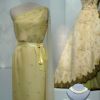 La tenue d'investiture de Jackie Kennedy, une longue robe jaune pâle et un collier de perles, exposée à Washington au Musée National de l'Histoire Américaine.