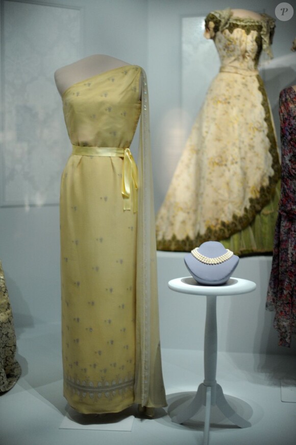 La tenue d'investiture de Jackie Kennedy, une longue robe jaune pâle et un collier de perles, exposée à Washington au Musée National de l'Histoire Américaine.