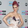 Habillée en Vivienne Westwood, Katy Perry persiste avec ses cheveux roses : mauvais choix. Los Angeles, le 20 novembre 2011.