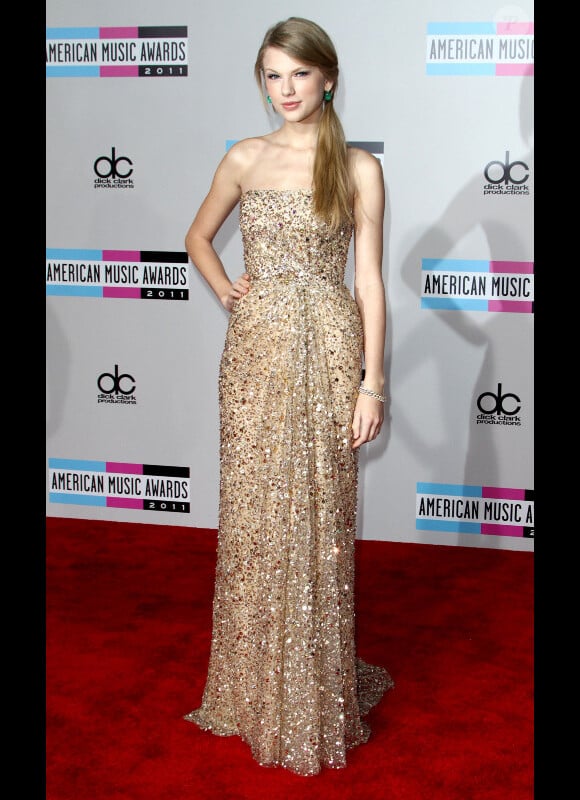 Taylor Swift, radieuse comme à son habitude, portait une robe Reem Acra. Los Angeles, le 20 novembre 2011.