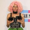 Perruque rose et robe noire et verte Oscar De La Renta : Nicki Minaj n'a pas convaincu malgré ses deux trophées et une belle performance en ouverture du show. Los Angeles, le 20 novembre 2011.