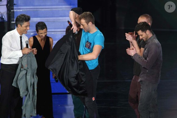Coldplay tombe la veste sur le plateau de l'émission Il più grande spettacolo dopo il weekend, à Rome, le 21 novembre 2011.