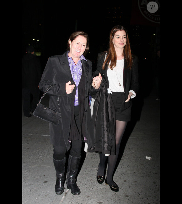 Anne Hathaway et sa maman Kate se promènent à New York, le 21 novembre 2011