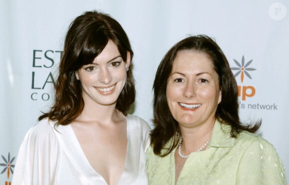 Anne Hathaway et sa maman Kate en avril 2006 à Los Angeles
