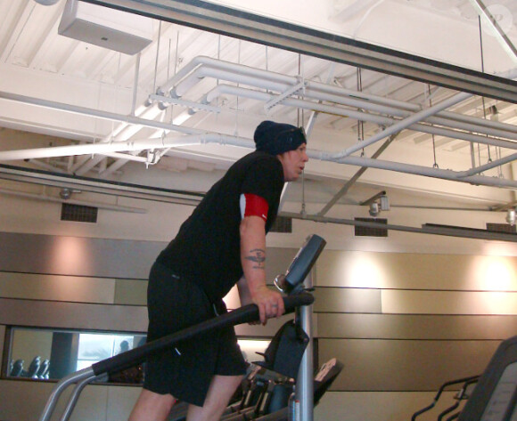 Mickey Rourke le 22 novembre 2011 en plein effort dans une salle de sport de Los Angeles