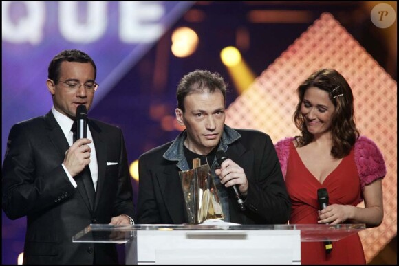 Daniel Darc reçoit une Victoire de la musique, à Paris, le 5 mars 2005.