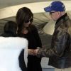 Bruce Willis arrive à Paris pour assister au Bal des débutantes de sa fille Tallulah. Le 24 novembre 2011 à l'aéroport Roissy Charles-De-Gaulle